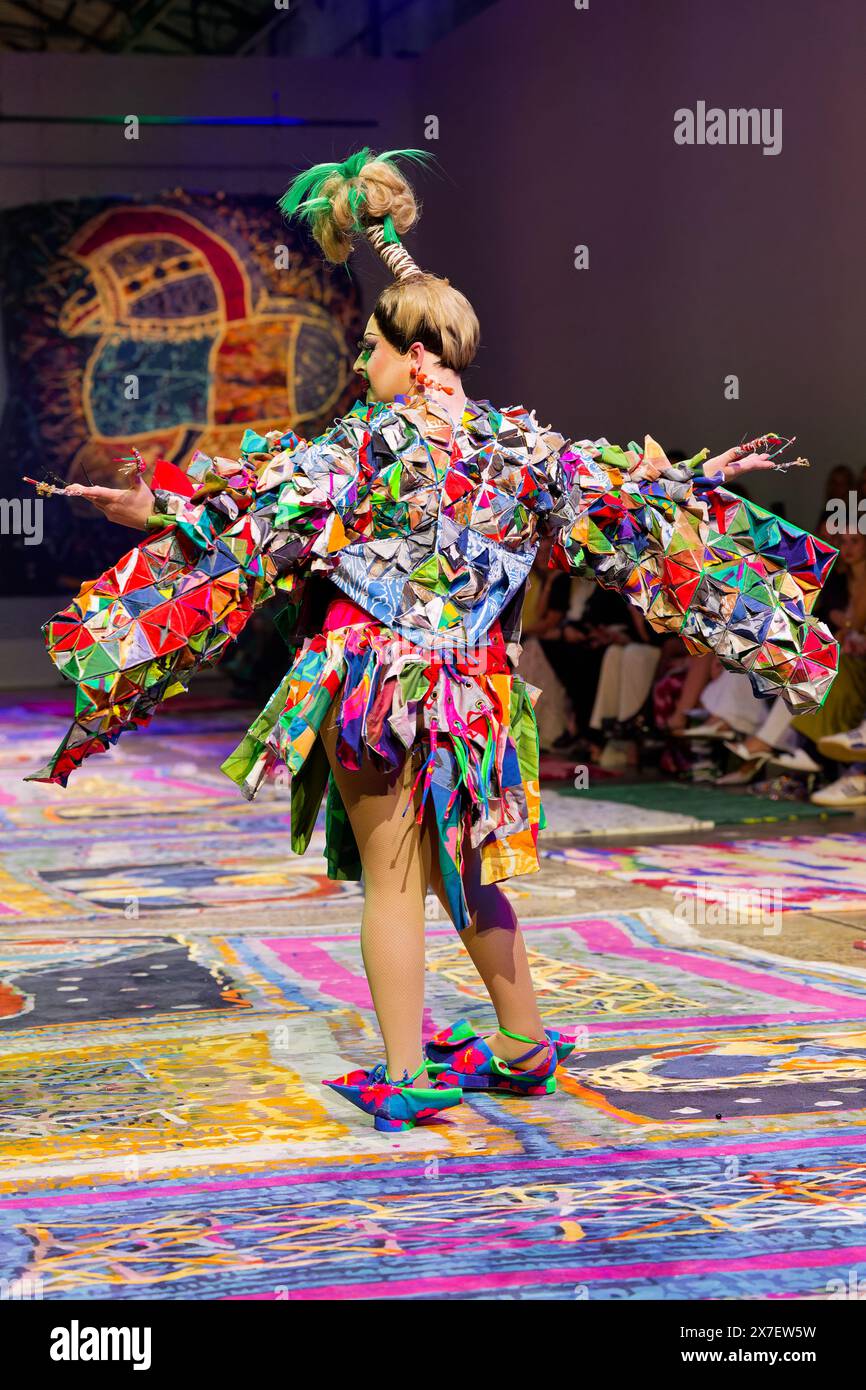 Una modella cammina sulla pista durante la fiera IORDANES SPYRIDON GOGOS durante la settimana australiana della moda presentata da Pandora 2024 al Carriageworks il 16 maggio, Foto Stock