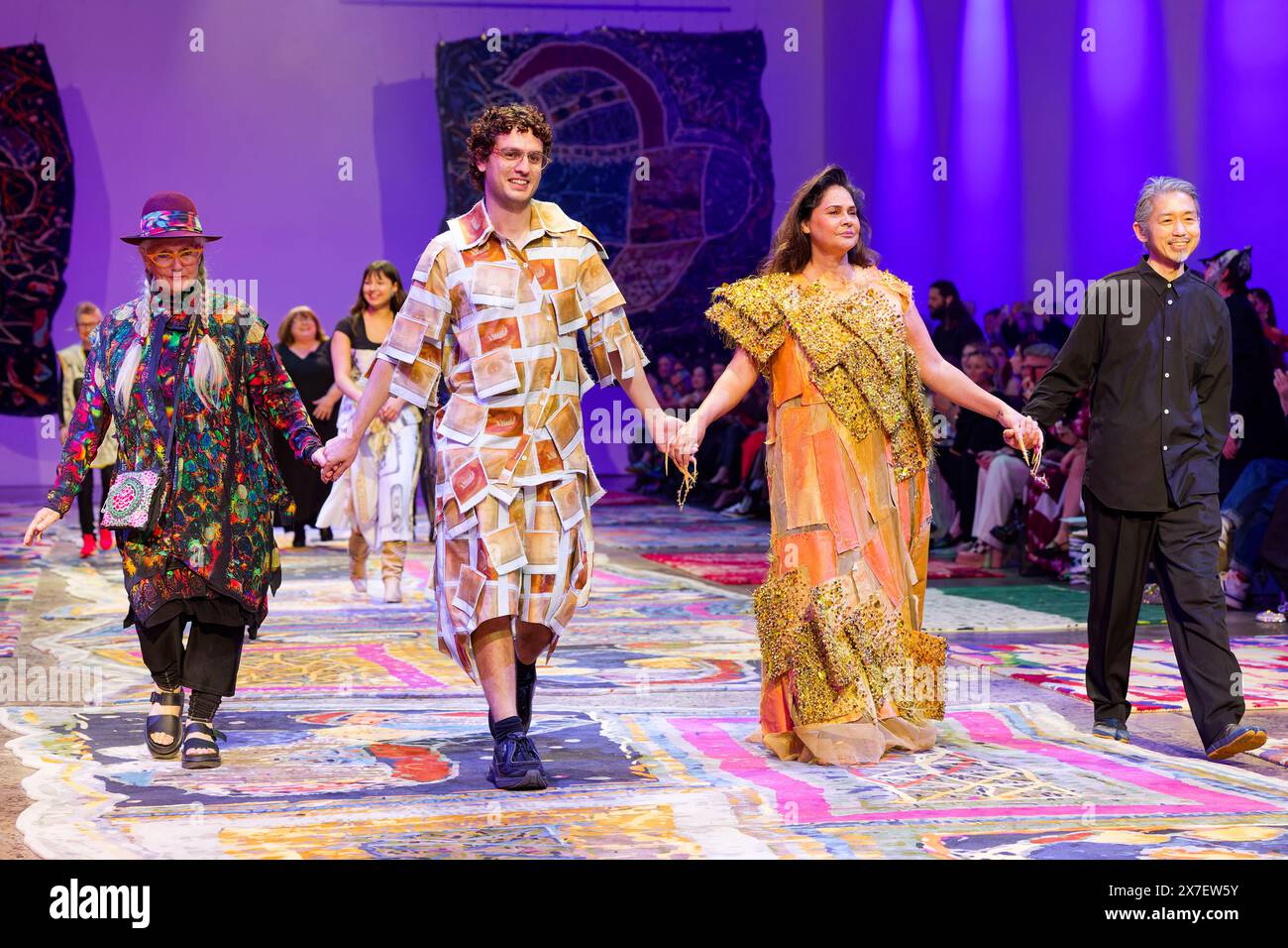 Linda Jackson, Jordan Gogos, Elaine George e Akira Isogawa percorrono la passerella durante lo spettacolo IORDANES SPYRIDON GOGOS durante l'Australian Fashion Week Pr Foto Stock