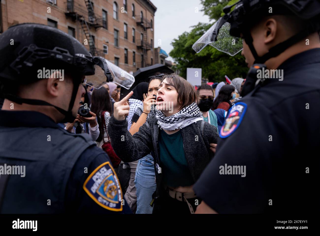 BROOKLYN, NEW YORK - 18 MAGGIO: Un manifestante pro-palestinese gesta agli ufficiali della polizia di New York durante una manifestazione e una marcia per commemorare il 76° anniversario del Nakba Day mercoledì 18 maggio 2024 nel quartiere di Brooklyn a New York. La Nakba, che in arabo significa "catastrofe", è segnata ogni anno dai palestinesi il 15 maggio per ricordare l'espulsione di centinaia di migliaia dalle loro case e terre nel 1948 dopo la fondazione di Israele. (Foto di Michael Nigro/Sipa USA) credito: SIPA USA/Alamy Live News Foto Stock