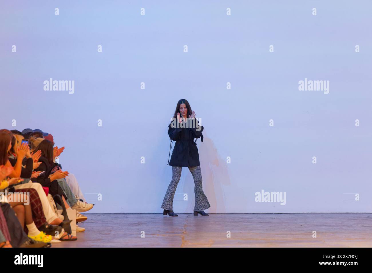 La designer Karla Spetic ringrazia il pubblico dopo la sfilata DI KARLA SPETIC durante l'Australian Fashion Week presentata da Pandora 2024 al Carriageworks di maggio Foto Stock