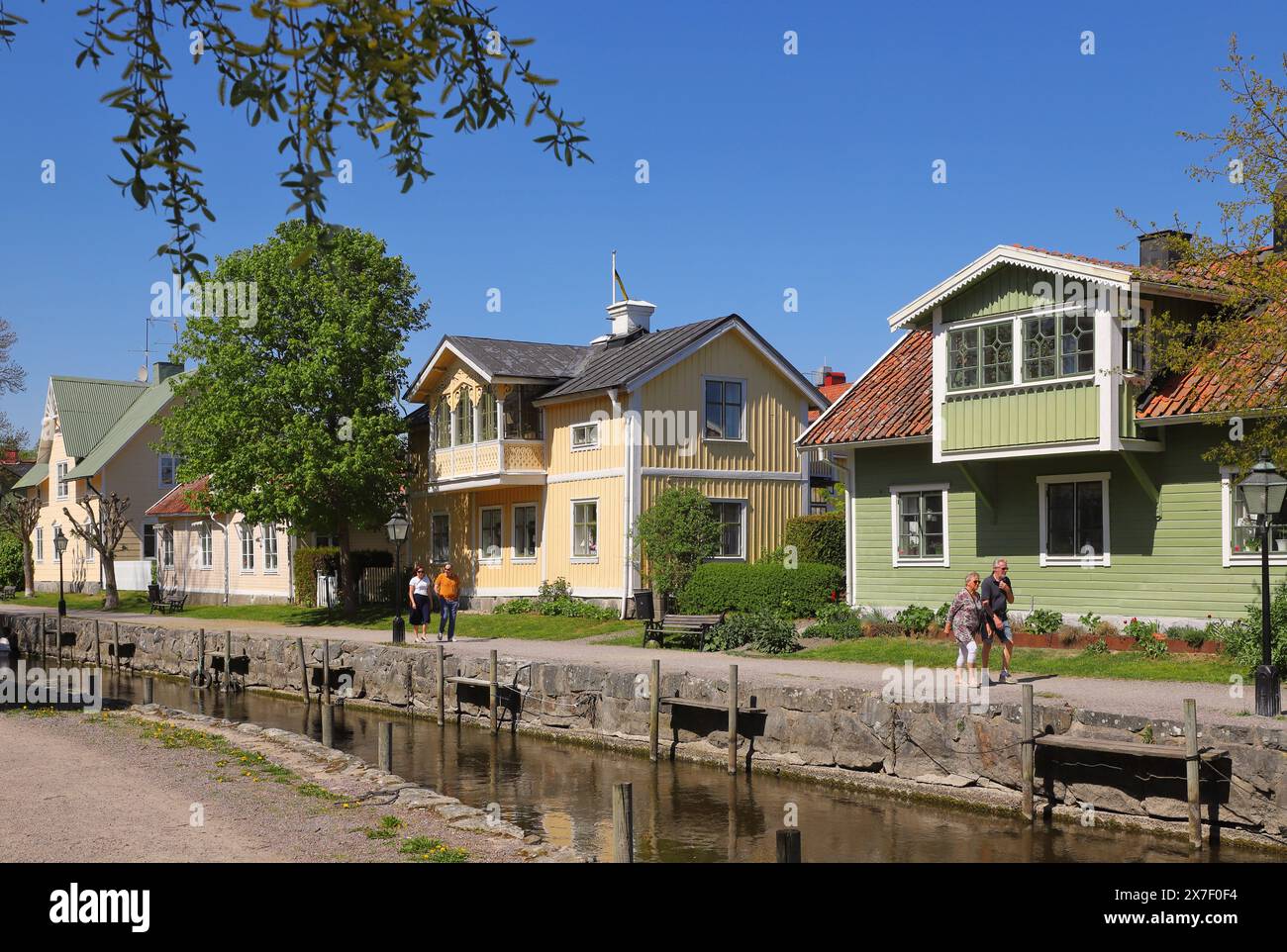 Trosa, Svezia - 19 maggio 2024: Vista delle case residenziali di famiglia alberate sul lungomare della città di Trosa. Foto Stock