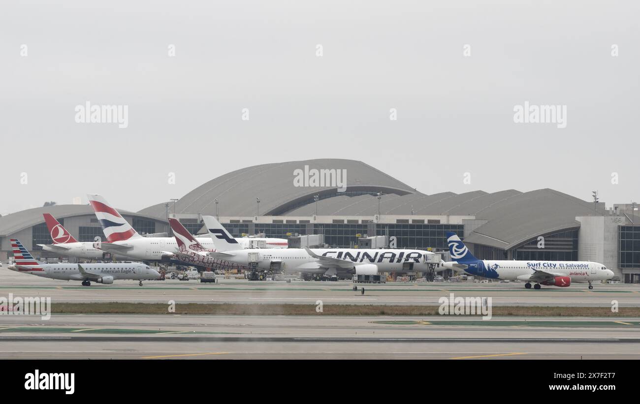 T il numero di aerei passeggeri è indicato dal Terminal B, Tom Bradley International, all'aeroporto internazionale di Los Angeles (LAX). Foto Stock