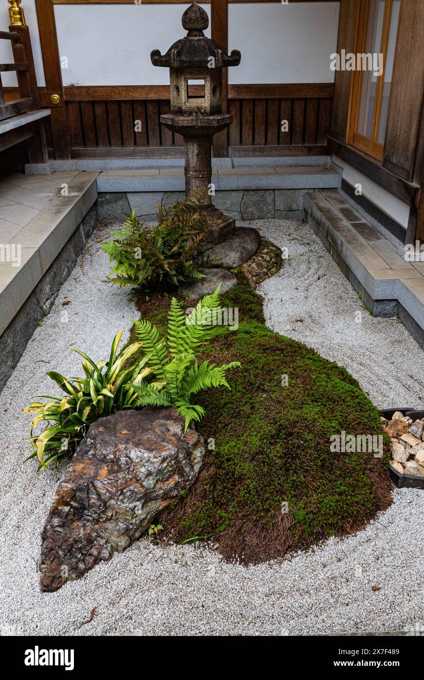 Kenkoji Temple Garden - Shunmyo Masuno chiama le sue opere "espressioni di mente" e hanno il potere di suscitare profondità di emozione e persino di attingere a t Foto Stock
