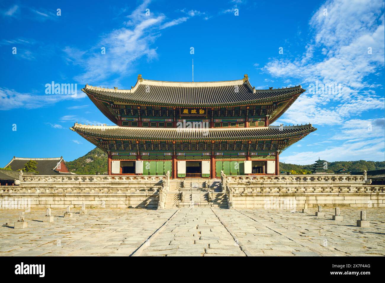 Geunjeongjeon, sala del trono principale di Gyeongbokgung a seoul, corea del Sud. Traduzione: Geunjeongjeon Foto Stock