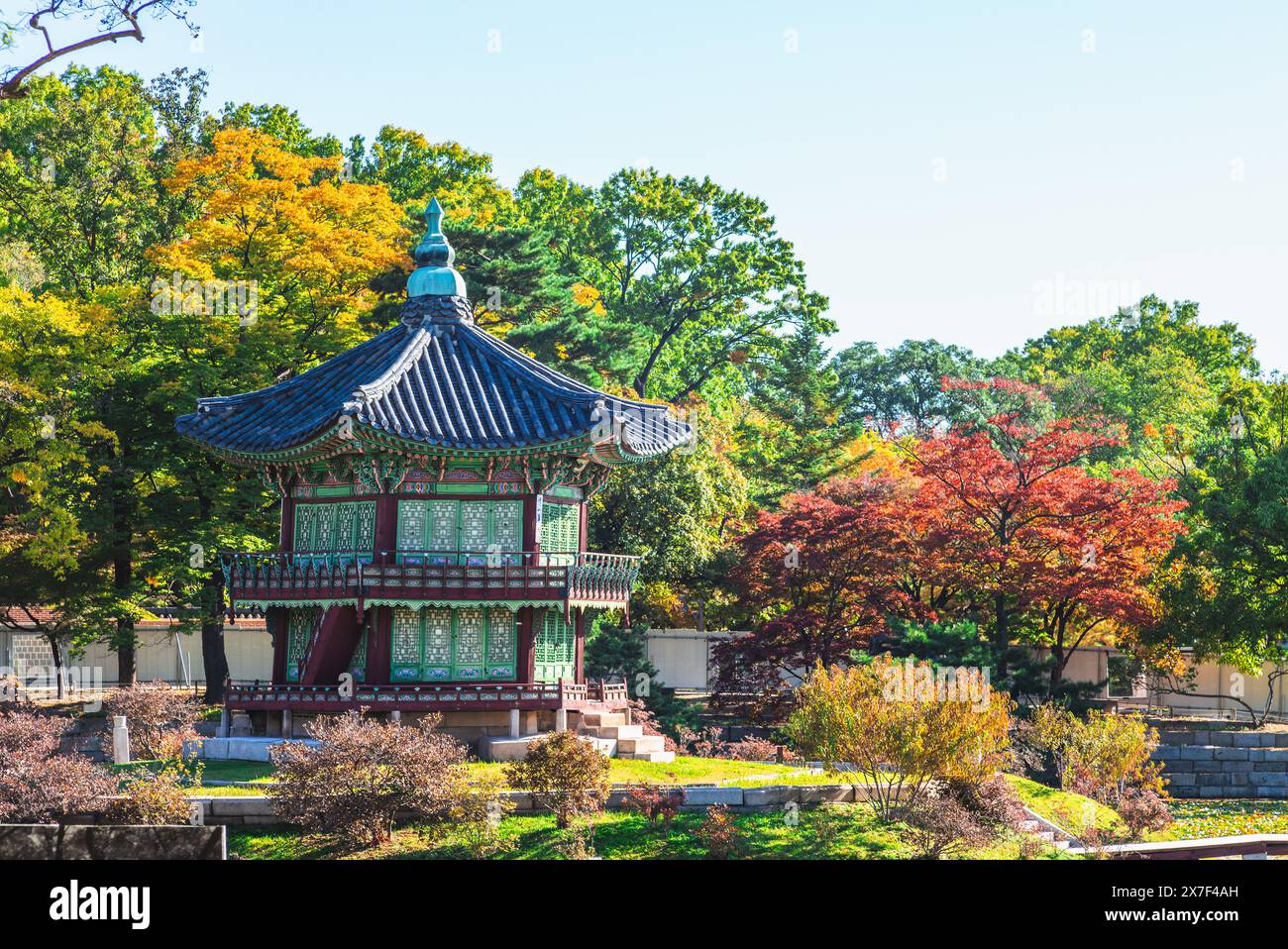 Il Padiglione Hyangwonjeong si trova nel palazzo Gyeongbokgung a Seoul, Corea del Sud Foto Stock