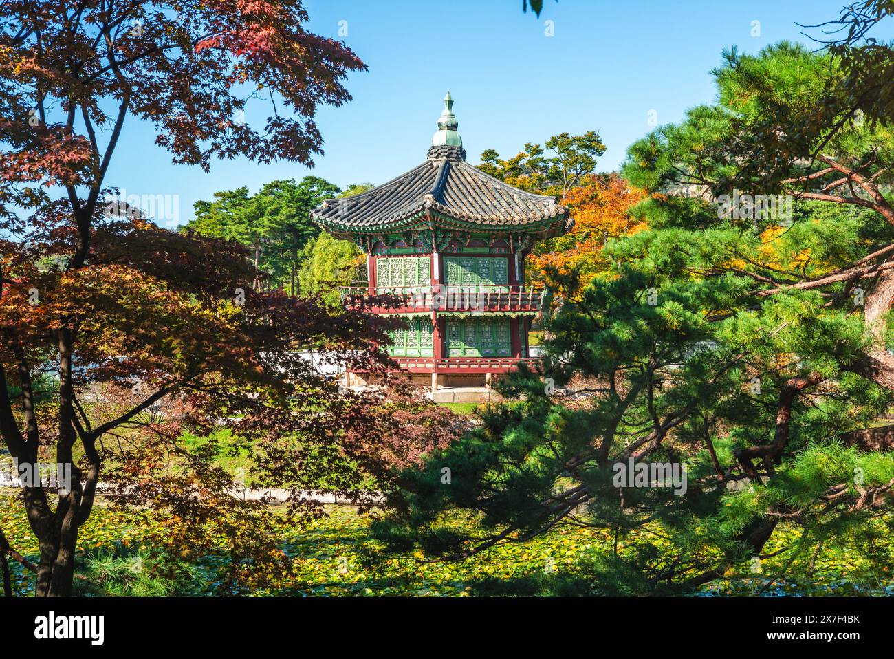 Il Padiglione Hyangwonjeong si trova nel palazzo Gyeongbokgung a Seoul, Corea del Sud Foto Stock