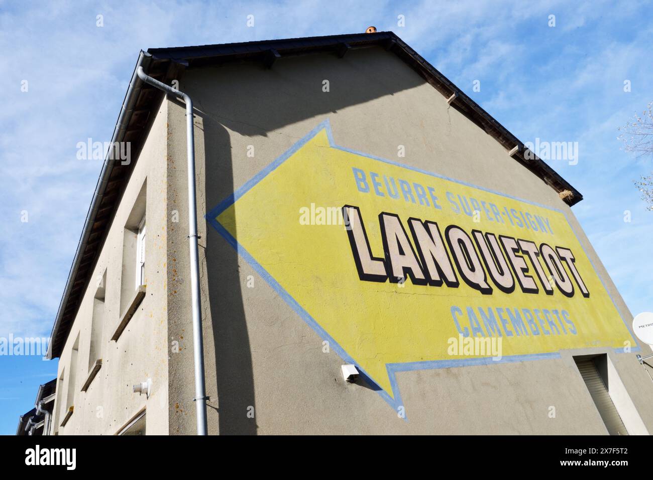 Vecchia pubblicità per Camembert su un muro Foto Stock