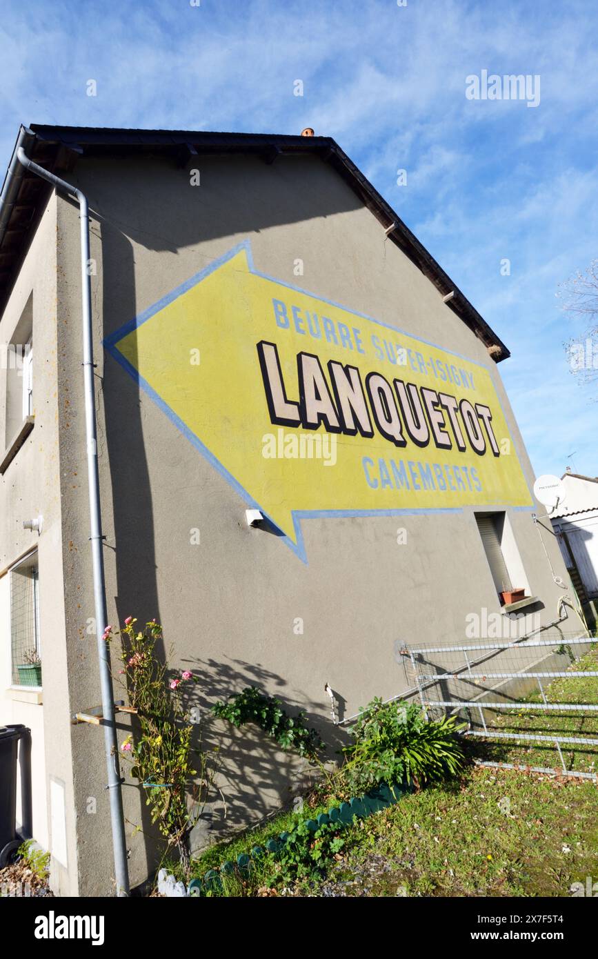 Vecchia pubblicità per Camembert su un muro Foto Stock