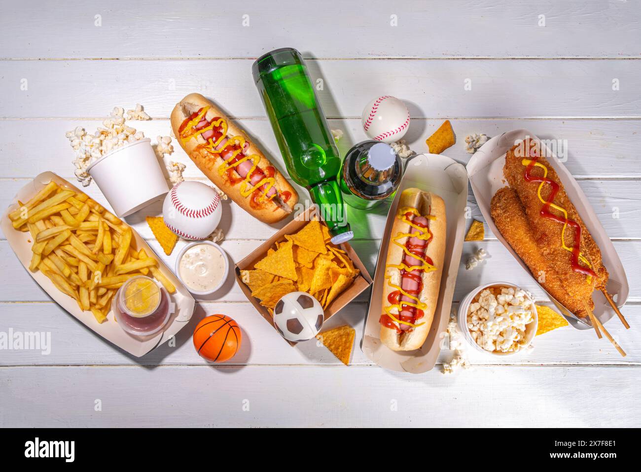 Piatti tradizionali dello stadio e birra di sottofondo, set di vari tipi di baseball, pallacanestro, tifosi di football e spuntini dello stadio, patatine, salse, hot dog, wi-fi Foto Stock