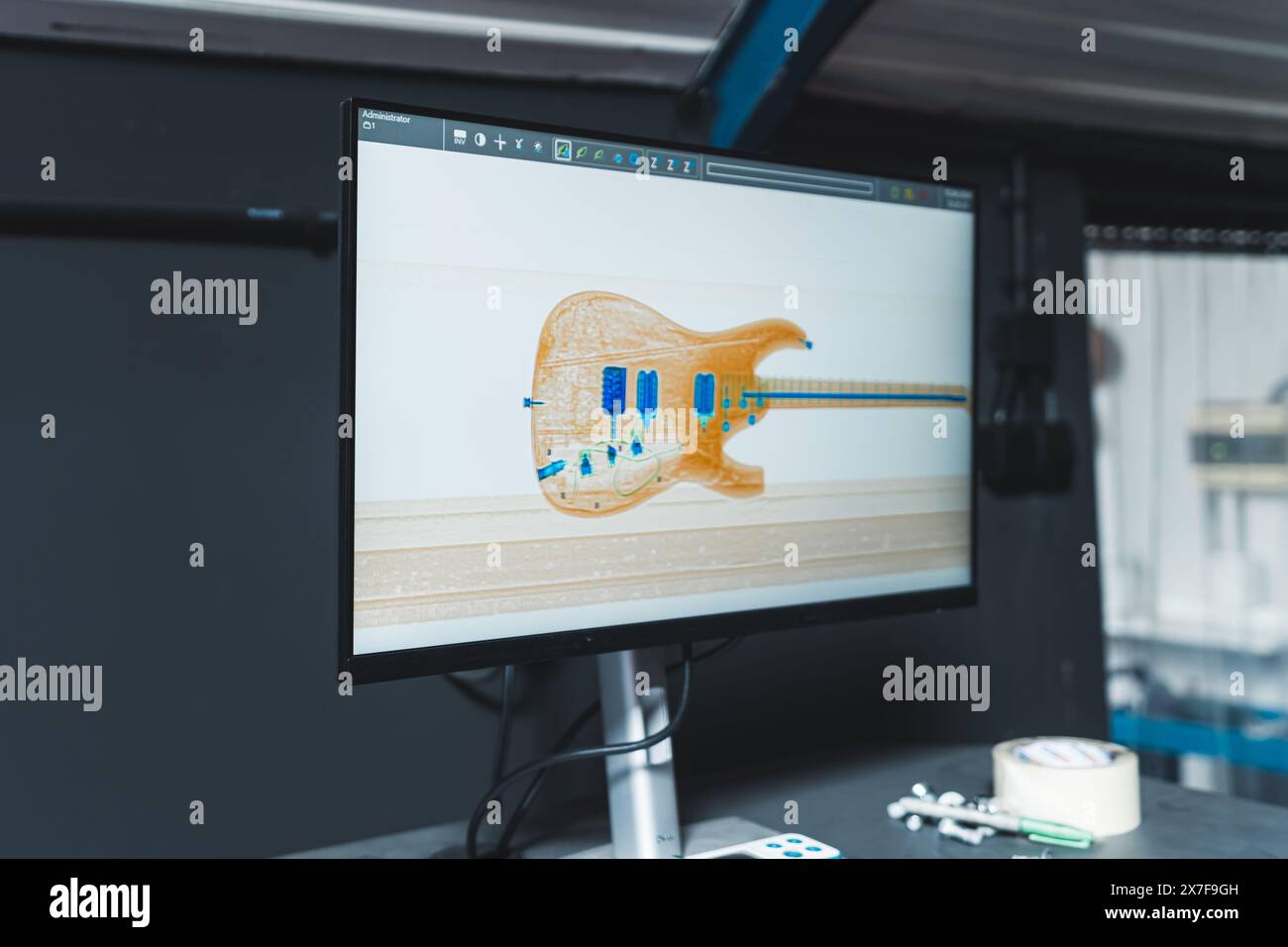 Controllo della qualità dei raggi X della chitarra, controllo di uno strumento nel computer in fabbrica. Foto di alta qualità Foto Stock