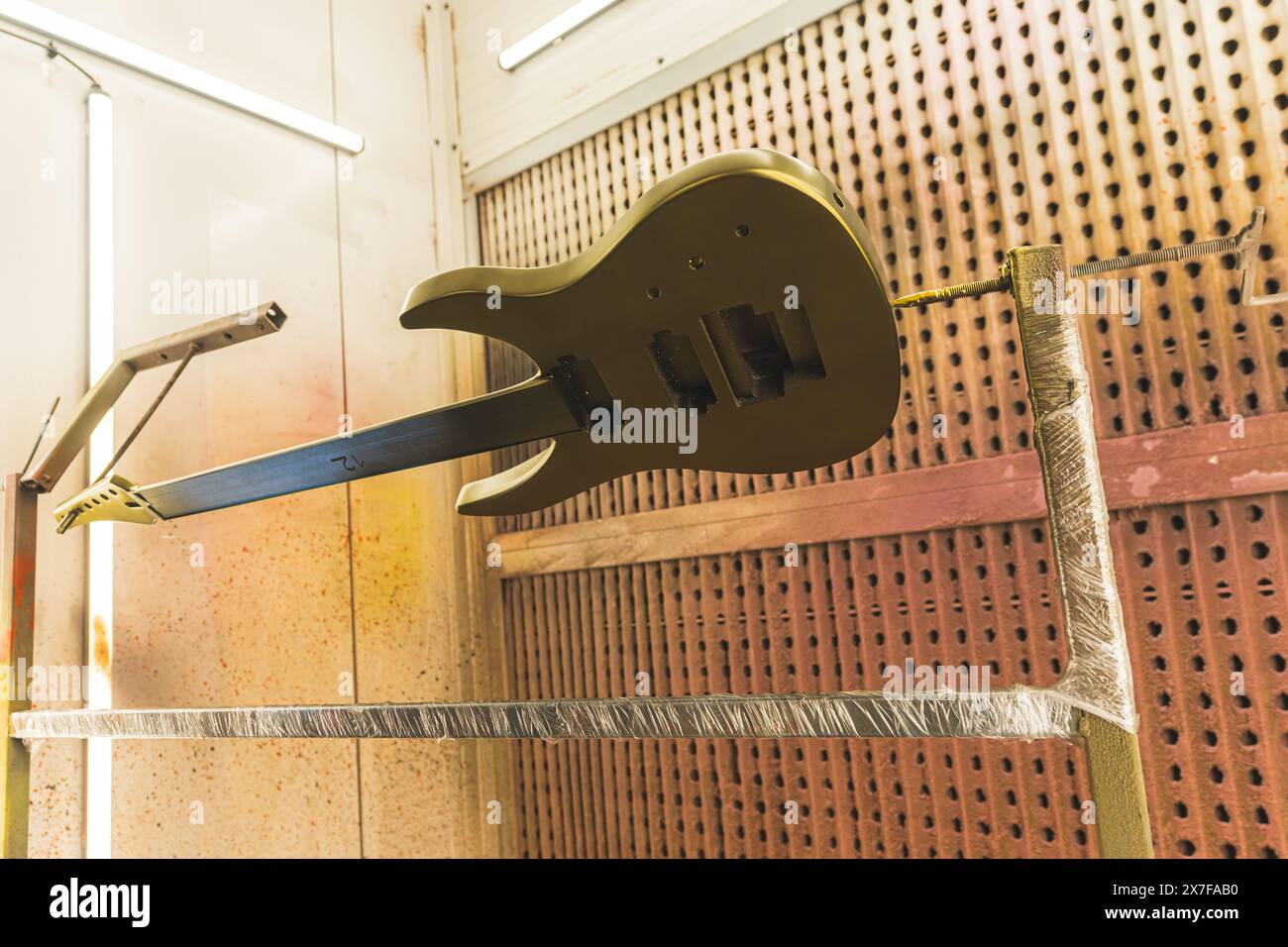 il processo di produzione della chitarra, chitarra colorata di recente in officina. Foto di alta qualità Foto Stock