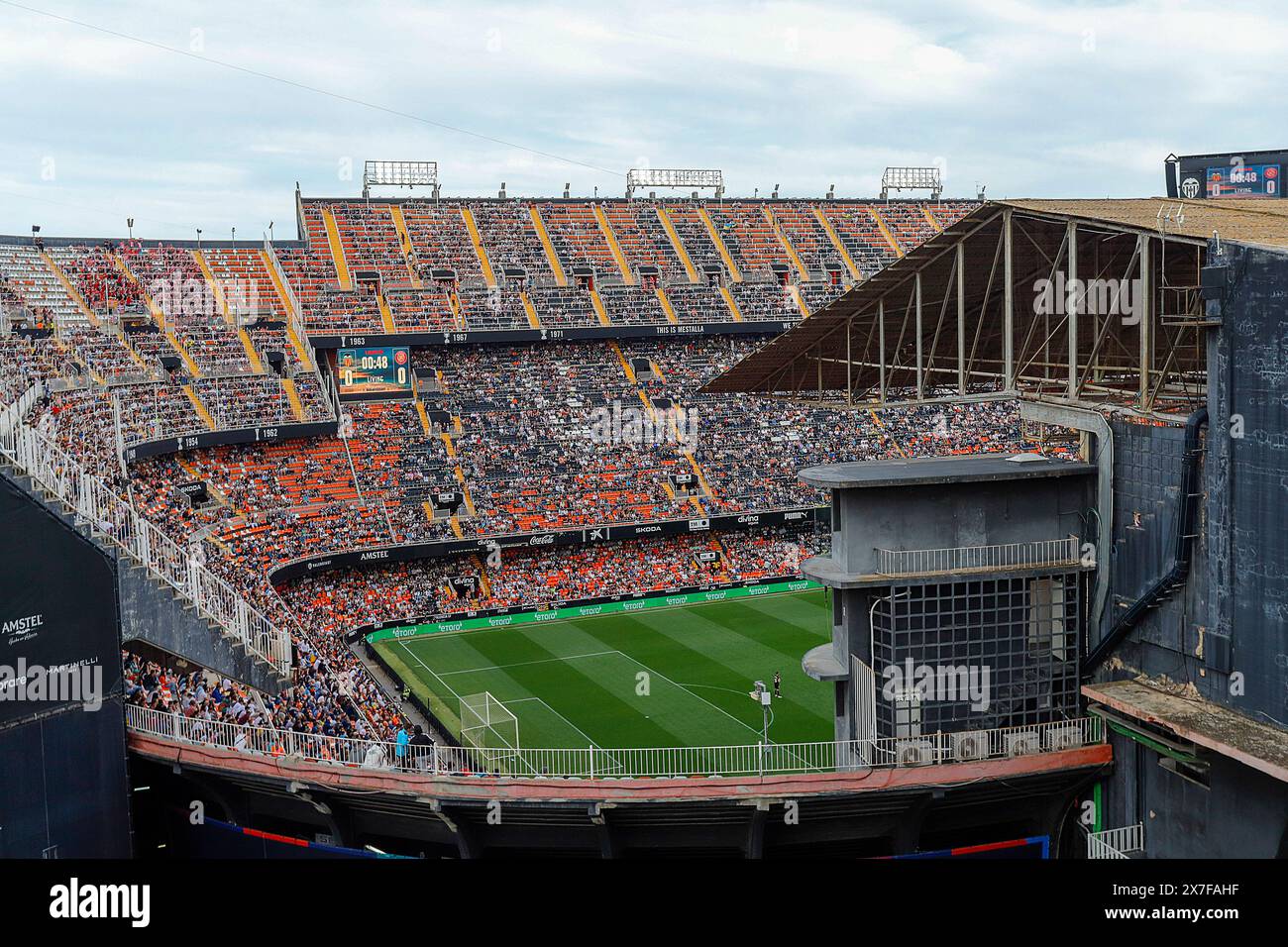 I tifosi del Valencia CF protestano fuori dallo stadio di Valencia contro il proprietario del club prima della partita di campionato Foto Stock