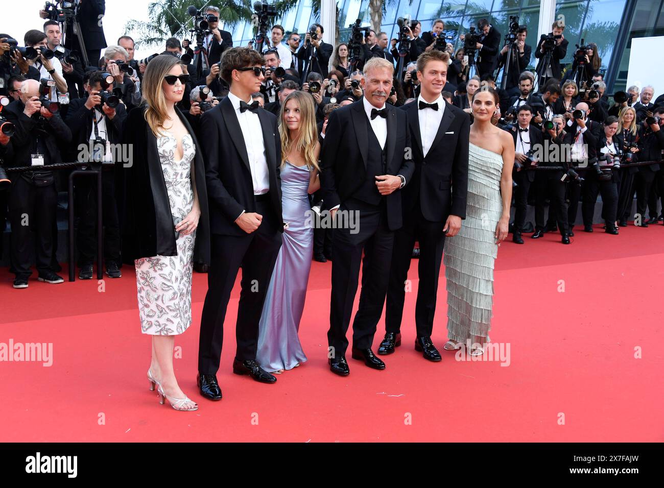 Lily Costner, Hayes Costner, Grace Avery Costner, Kevin Costner, Cayden Wyatt Costner e Annie Costner bei dem Photocall HORIZON AN AMERICAN SAGA bei den 77 th Filnfestspielen a Cannes 19.05.2024 *** Lily Costner, Hayes Costner, Grace Avery Costner, Kevin Costner, Cayden Wyatt Costner e Annie Costner alla photocall HORIZON AN AMERICAN SAGA al 77° Festival di Cannes 19 05 2024 Foto Stock