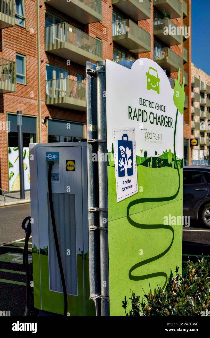 Caricabatterie rapido per veicoli elettrici all'esterno di Lidl Store, South Oxhey, Hertfordshire, Inghilterra, Regno Unito Foto Stock