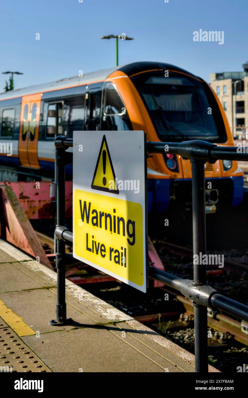 Cartello di avvertimento Live Rail sulla piattaforma, Watford Junction Station, Watford, Hertfordshire, Inghilterra, REGNO UNITO Foto Stock