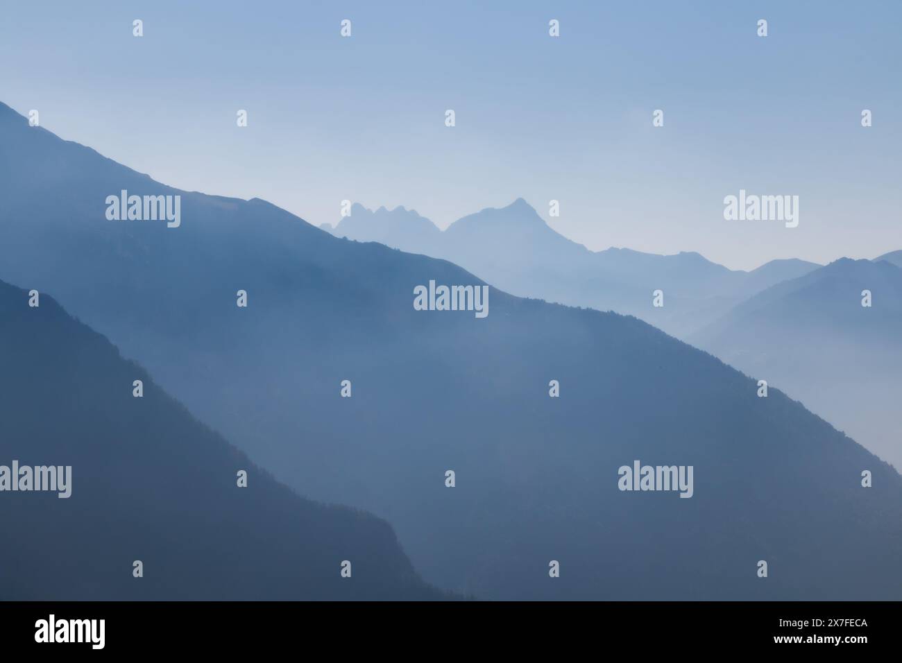 paesaggio montano in pendenza ideale come sfondo Foto Stock