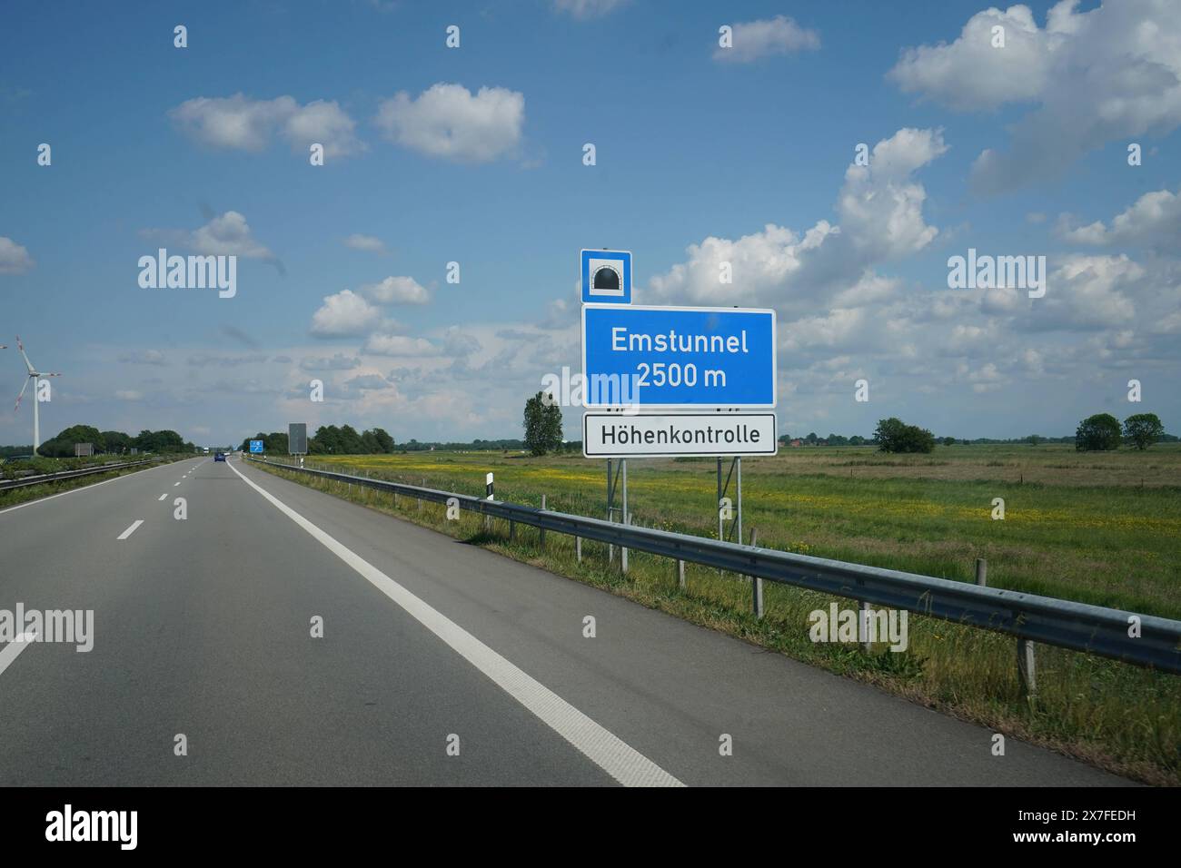 Autobahn, Straßenschild, Emstunnel, 2500 m, Höhenkontrolle, blauer Himmel, Autobahn A31, Verkehrsschild, Auto, Fahrbahn, Leitplanke, Wiesen, Deutschland, Verkehr, Sommer, Wegweiser, Emslandautobahn, Nord-Süd-Verbindung, Schnellstraße, Verkehrsnetz, 241 km da Emden, Bottrop, gebaut 1967-2004, wichtige Route Niedersachsen, Nordrhein-Westfalen, landschaftlich reizvoll, wenig befahren, schnelle Verbindungen, regionale Wirtschaft, Tourist ische Ziele, Umwelt, Naturschutz, Windräder, Landschaft *** Freeway, cartello stradale, Emstunnel, 2500 m, controllo altezza, cielo blu, superstrada A31, segnale stradale, auto, carreggiata Foto Stock