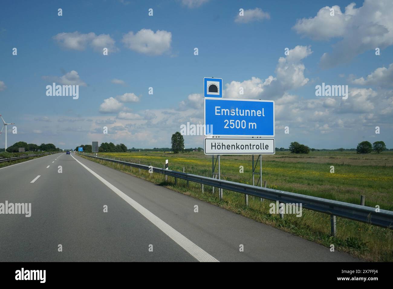 Autobahn, Straßenschild, Emstunnel, 2500 m, Höhenkontrolle, blauer Himmel, Autobahn A31, Verkehrsschild, Auto, Fahrbahn, Leitplanke, Wiesen, Deutschland, Verkehr, Sommer, Wegweiser, Emslandautobahn, Nord-Süd-Verbindung, Schnellstraße, Verkehrsnetz, 241 km da Emden, Bottrop, gebaut 1967-2004, wichtige Route Niedersachsen, Nordrhein-Westfalen, landschaftlich reizvoll, wenig befahren, schnelle Verbindungen, regionale Wirtschaft, Tourist ische Ziele, Umwelt, Naturschutz, Windräder, Landschaft *** Freeway, cartello stradale, Emstunnel, 2500 m, controllo altezza, cielo blu, superstrada A31, segnale stradale, auto, carreggiata Foto Stock