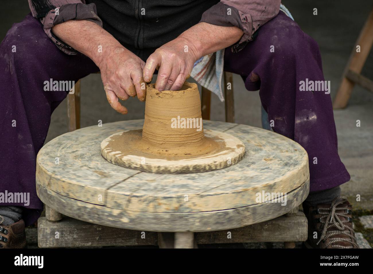 mani di un vasaio che lavora l'argilla in ceramica, concetto di opere tradizionali Foto Stock