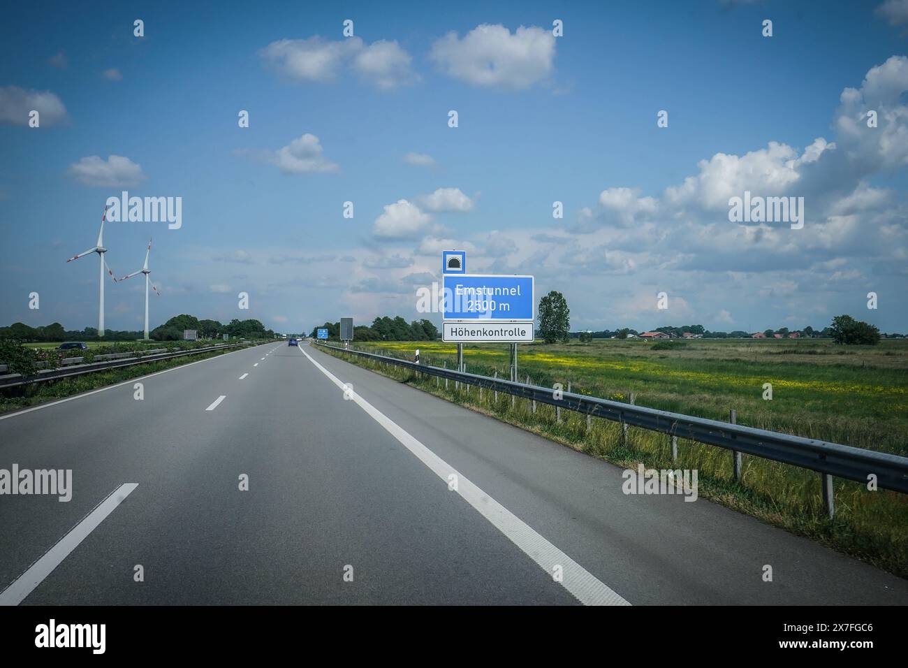 Autobahn, Straßenschild, Emstunnel, 2500 m, Höhenkontrolle, blauer Himmel, Autobahn A31, Verkehrsschild, Auto, Fahrbahn, Leitplanke, Wiesen, Deutschland, Verkehr, Sommer, Wegweiser, Emslandautobahn, Nord-Süd-Verbindung, Schnellstraße, Verkehrsnetz, 241 km da Emden, Bottrop, gebaut 1967-2004, wichtige Route Niedersachsen, Nordrhein-Westfalen, landschaftlich reizvoll, wenig befahren, schnelle Verbindungen, regionale Wirtschaft, Tourist ische Ziele, Umwelt, Naturschutz, Windräder, Landschaft *** Freeway, cartello stradale, Emstunnel, 2500 m, controllo altezza, cielo blu, superstrada A31, segnale stradale, auto, carreggiata Foto Stock
