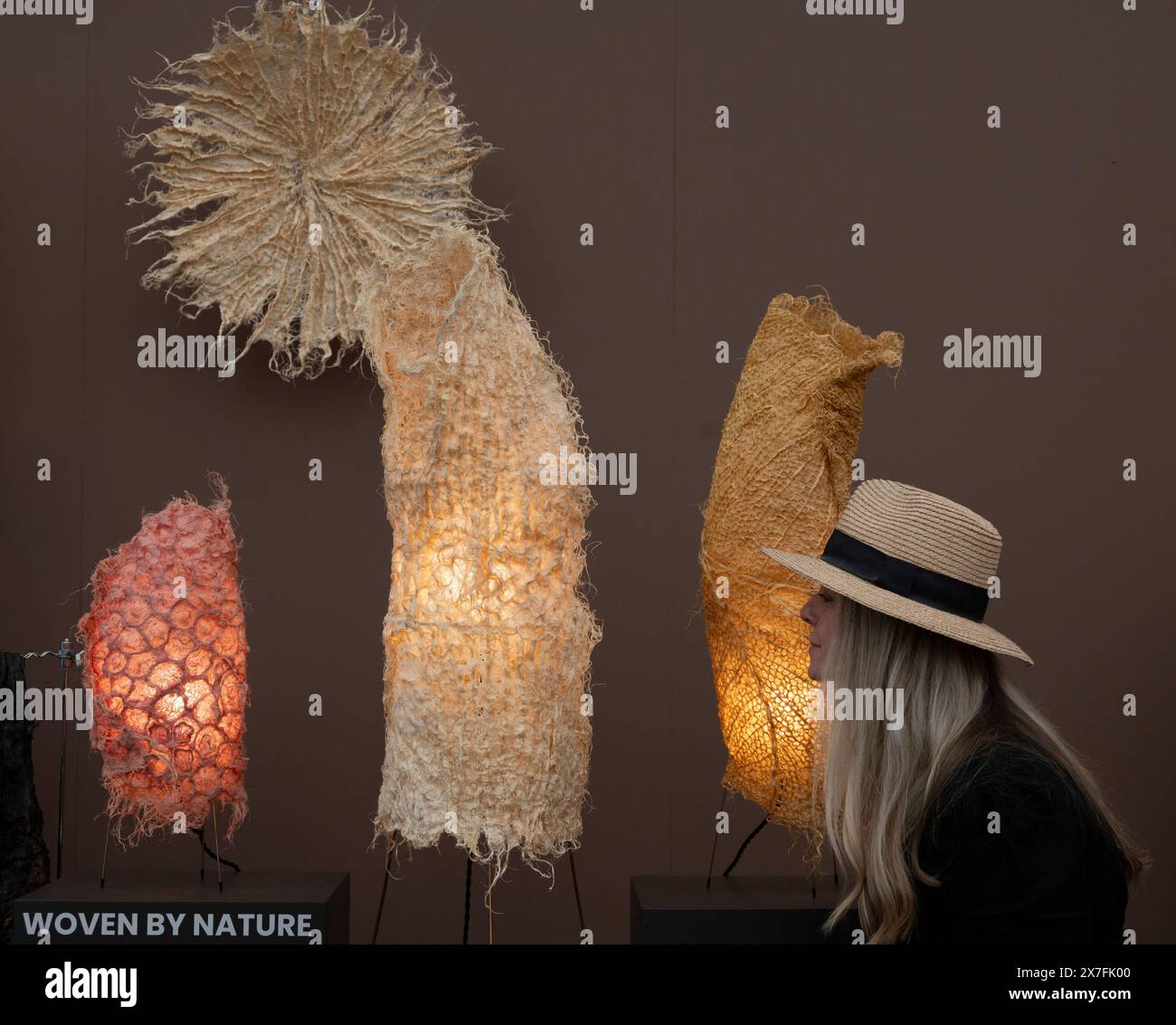 Royal Hospital, Chelsea, Londra, Regno Unito. 20 maggio 2024. Stampa e VIP Day al RHS Chelsea Flower Show 2024, aperto al pubblico dal 21 maggio al 25 maggio. Immagine: Lo stand Rootfull nel Great Pavilion crea tessuti a radice biodegradabili scultorei. Crediti: Malcolm Park/Alamy Live News Foto Stock