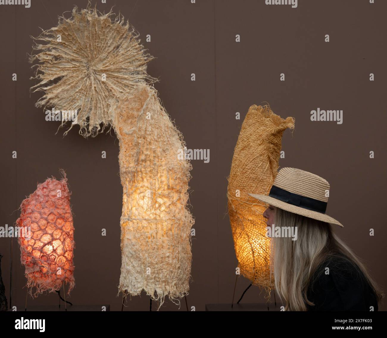 Royal Hospital, Chelsea, Londra, Regno Unito. 20 maggio 2024. Stampa e VIP Day al RHS Chelsea Flower Show 2024, aperto al pubblico dal 21 maggio al 25 maggio. Immagine: Lo stand Rootfull nel Great Pavilion crea tessuti a radice biodegradabili scultorei. Crediti: Malcolm Park/Alamy Live News Foto Stock