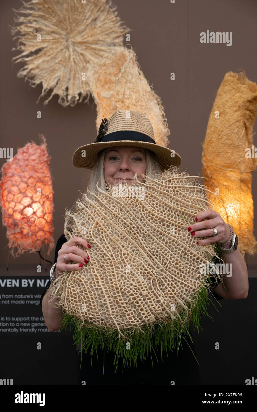Royal Hospital, Chelsea, Londra, Regno Unito. 20 maggio 2024. Stampa e VIP Day al RHS Chelsea Flower Show 2024, aperto al pubblico dal 21 maggio al 25 maggio. Immagine: Lo stand Rootfull nel Great Pavilion crea tessuti a radice biodegradabili scultorei. Crediti: Malcolm Park/Alamy Live News Foto Stock
