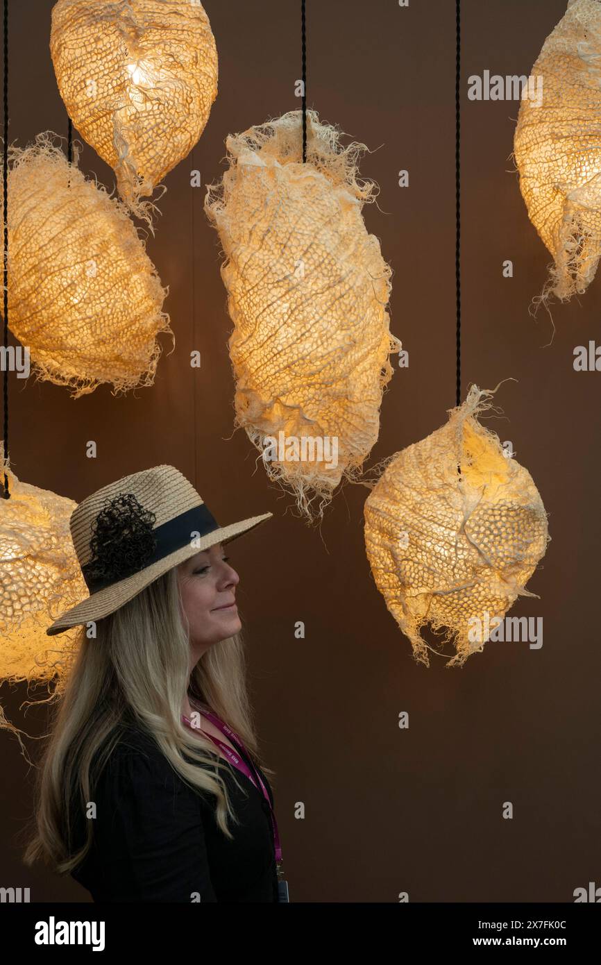 Royal Hospital, Chelsea, Londra, Regno Unito. 20 maggio 2024. Stampa e VIP Day al RHS Chelsea Flower Show 2024, aperto al pubblico dal 21 maggio al 25 maggio. Immagine: Lo stand Rootfull nel Great Pavilion crea tessuti a radice biodegradabili scultorei. Crediti: Malcolm Park/Alamy Live News Foto Stock