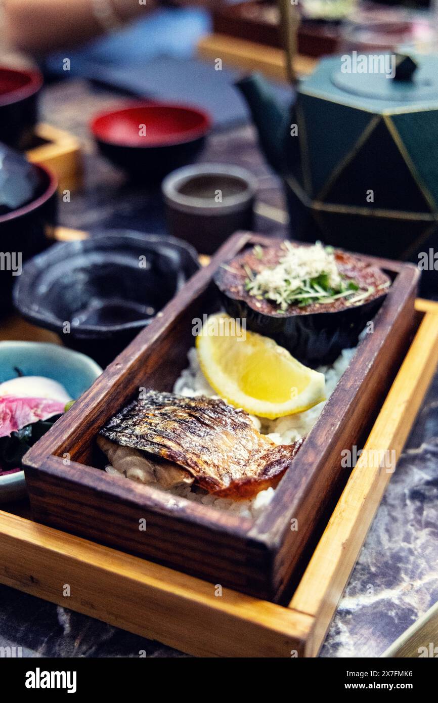 Pesce alla griglia e melanzane al ristorante giapponese omakase Kibako, Londra, Inghilterra Foto Stock