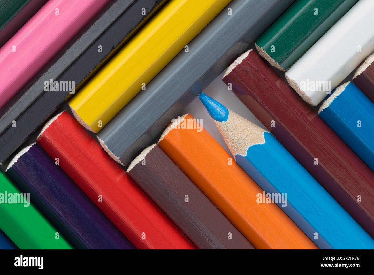 Matite colorate piegate ad angolo. Schema geometrico di matite primo piano Foto Stock
