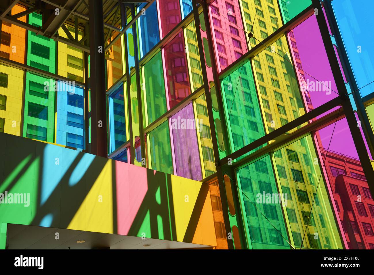 Finestre colorate al Palais des congrès Foto Stock