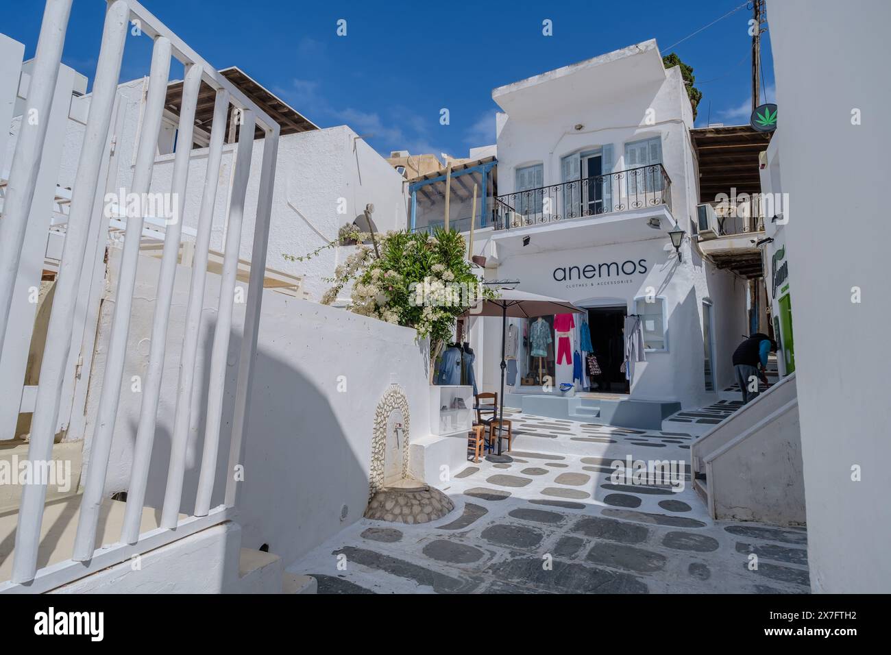IOS, Grecia - 1 maggio 2024: Vista di vari pittoreschi negozi e ristoranti imbiancati nel villaggio di iOS Grecia Foto Stock