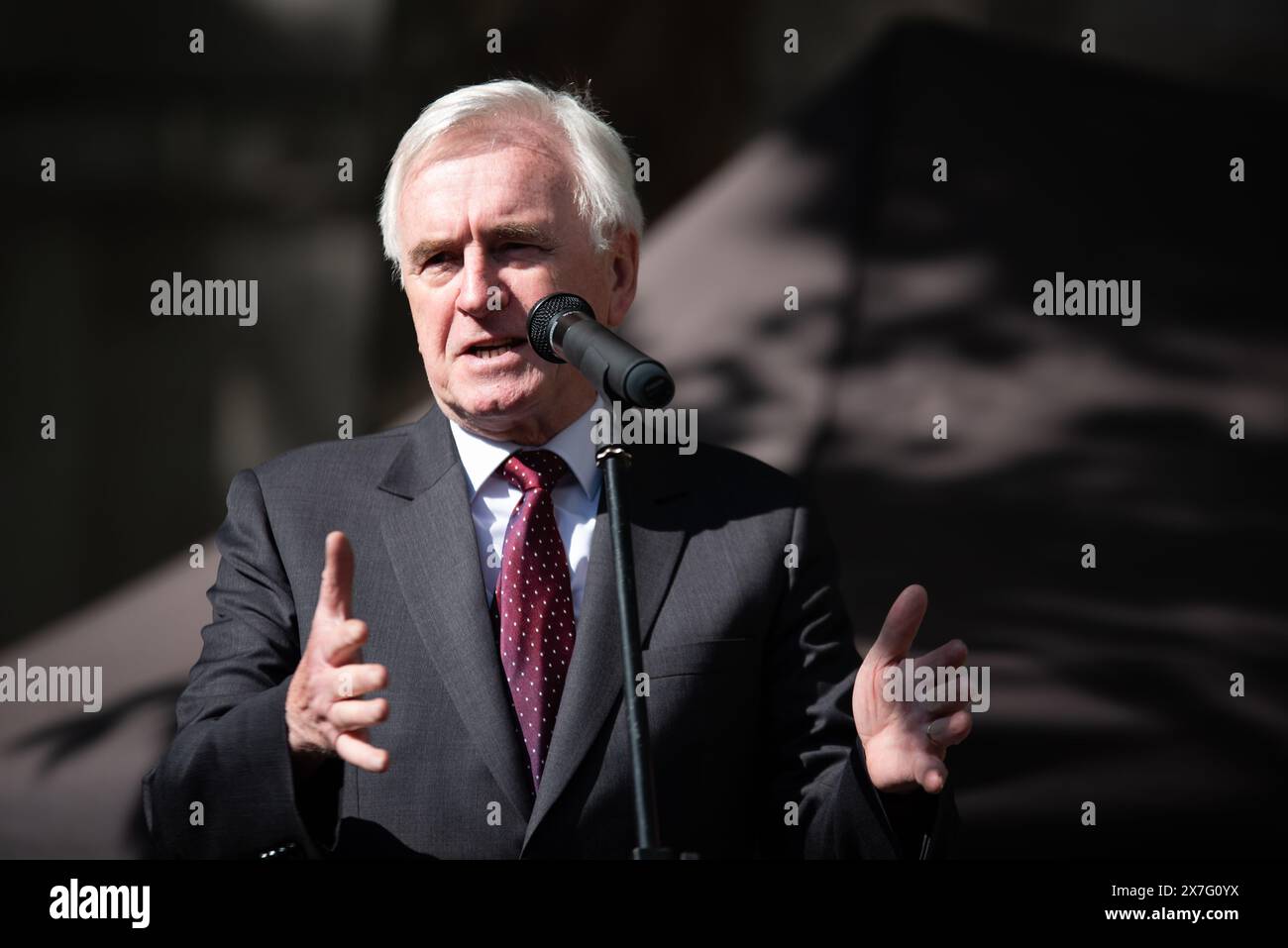 Londra, Regno Unito. 20 maggio 2024. John McDonnell parla a sostegno di Julian Assange fuori dalla Royal Courts of Justice di Londra. Crediti: David Tramontan/Alamy Live News Foto Stock