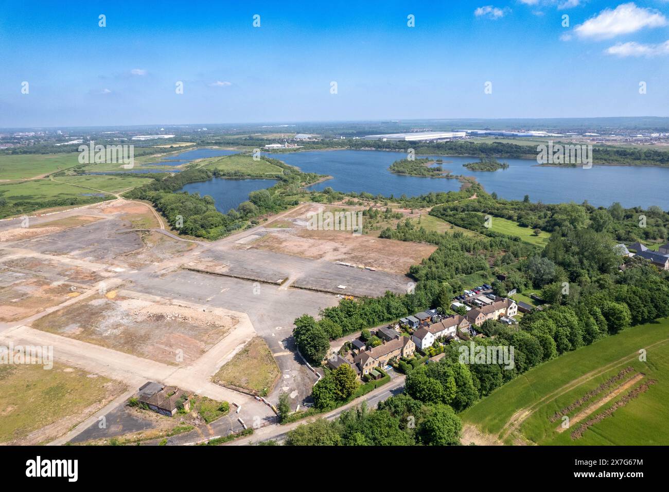 Una vista aerea con droni che guarda attraverso il sito della fabbrica di mattoni di Kempston Hardwick Foto Stock