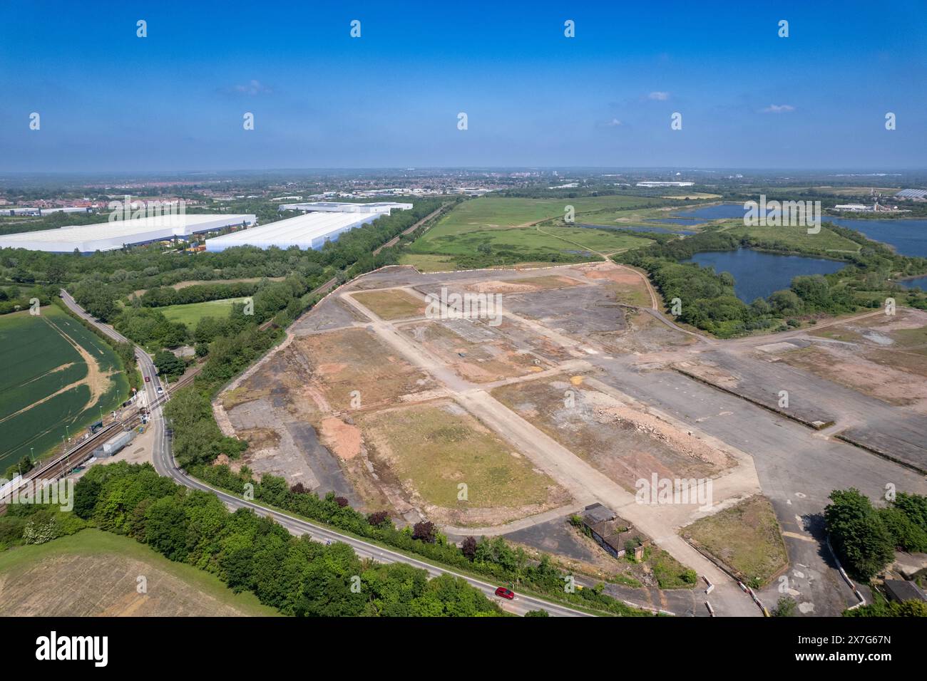 Una vista aerea con droni che guarda attraverso il sito della fabbrica di mattoni di Kempston Hardwick Foto Stock