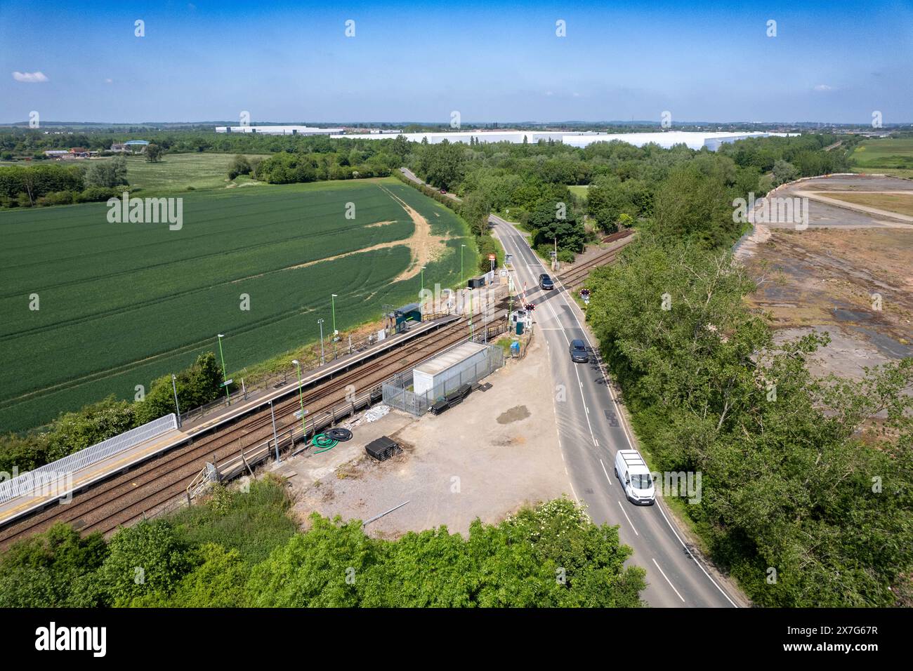 Una vista aerea con droni della stazione ferroviaria di Kempston Hardwick sulla ferrovia est-ovest vicino a Bedford e al potenziale resort Universal Studios UK Foto Stock