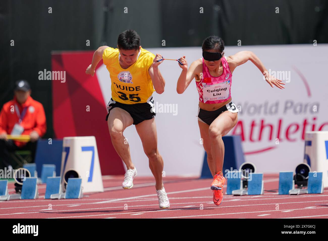 Kobe, Giappone. 20 maggio 2024. Liu Cuiqing (R) della Cina e la sua guida Chen Shengming gareggiano durante la gara femminile 100m T11 Round 1 ai Campionati del mondo di atletica leggera Para che si sono svolti a Kobe, Giappone, il 20 maggio 2024. Crediti: Zhang Xiaoyu/Xinhua/Alamy Live News Foto Stock