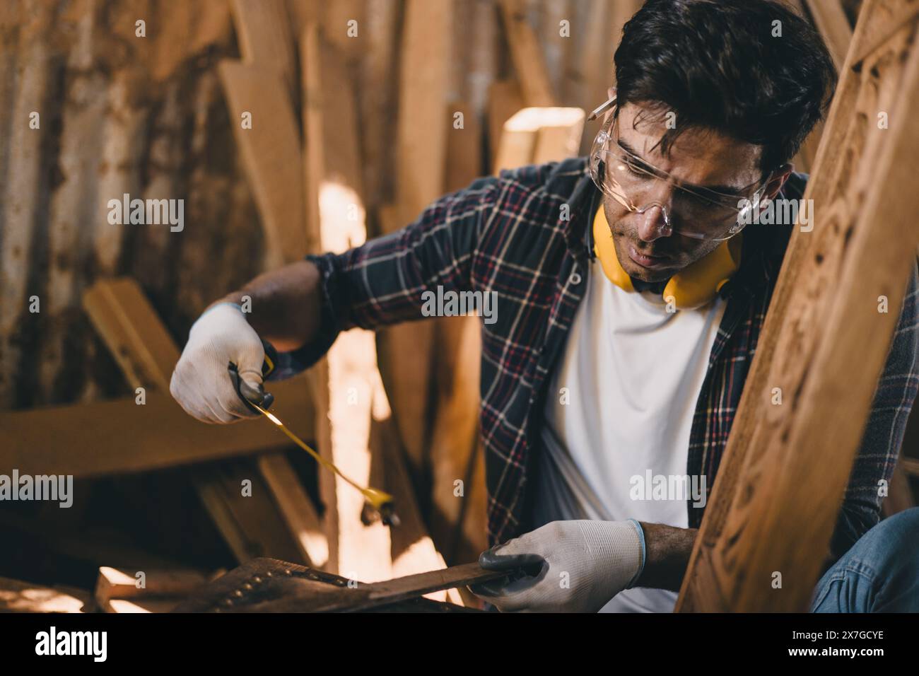 falegname professionista che lavora a mano realizza mobili artigianali in legno capolavori di dettagli artigianali artigiani con officina in legno. Foto Stock