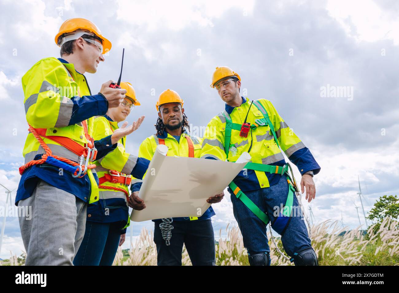Indagine del gruppo di lavoro del team di ingegneri presso la manutenzione del generatore eolico manutenzione del mulino eolico all'aperto. Foto Stock