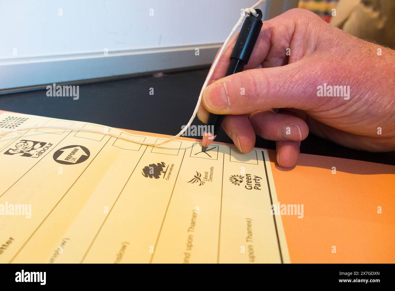 La carta elettorale e la matita come votante scelgono di votare e fare una croce / voto per un candidato politico in un'elezione, Regno Unito (139) Foto Stock