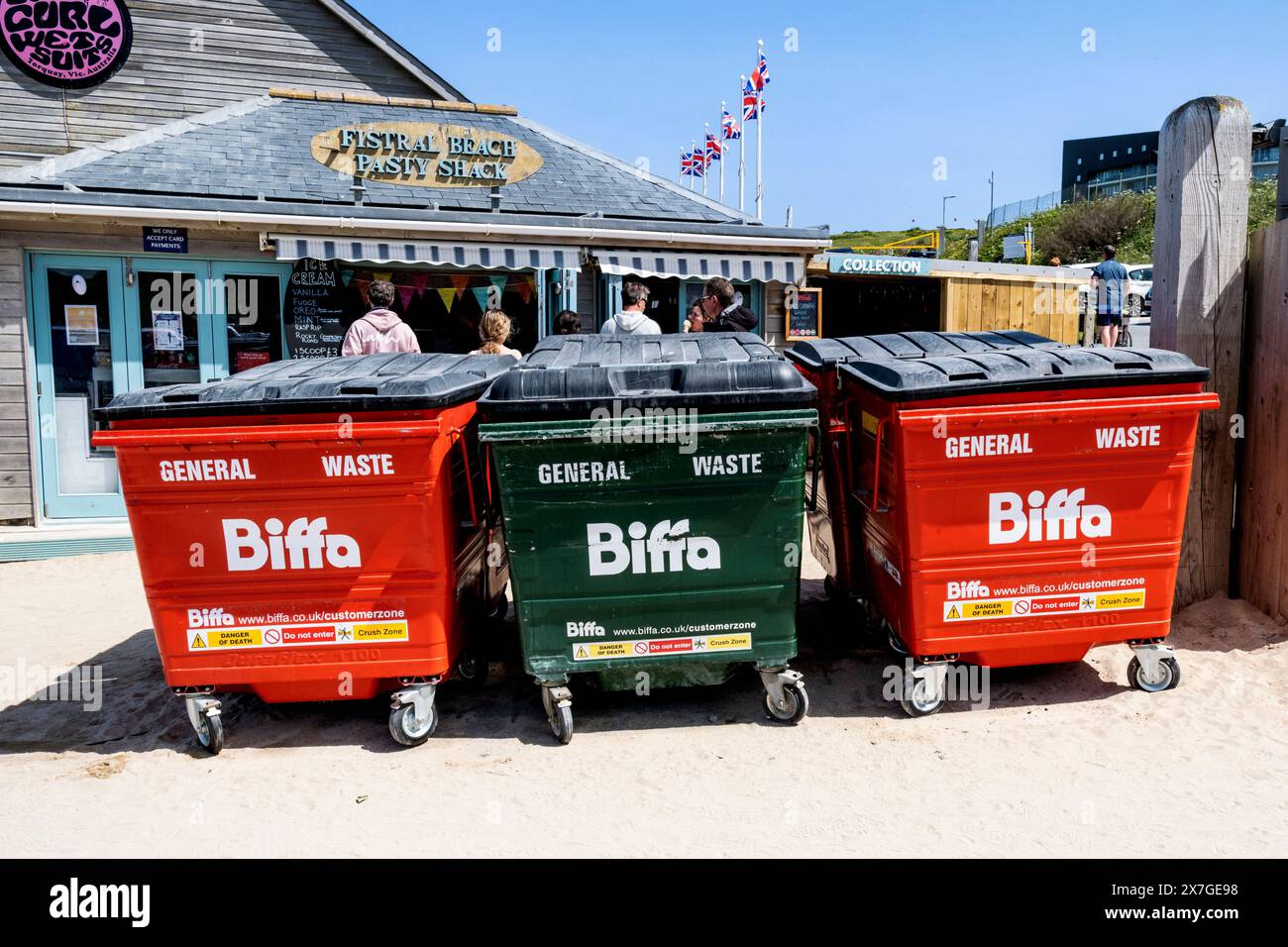 Contenitori mobili per rifiuti generici presso Fistral Beach a Newquay in Cornovaglia nel Regno Unito. Foto Stock