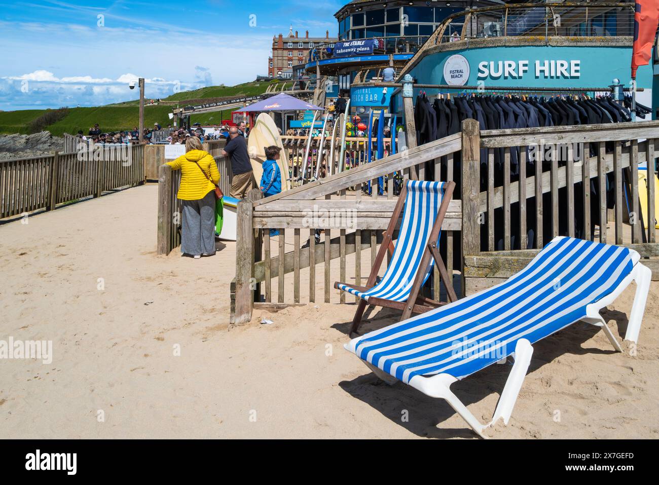 Noleggio surf e bar sulla spiaggia al Fistral di Newquay in Cornovaglia nel Regno Unito. Foto Stock