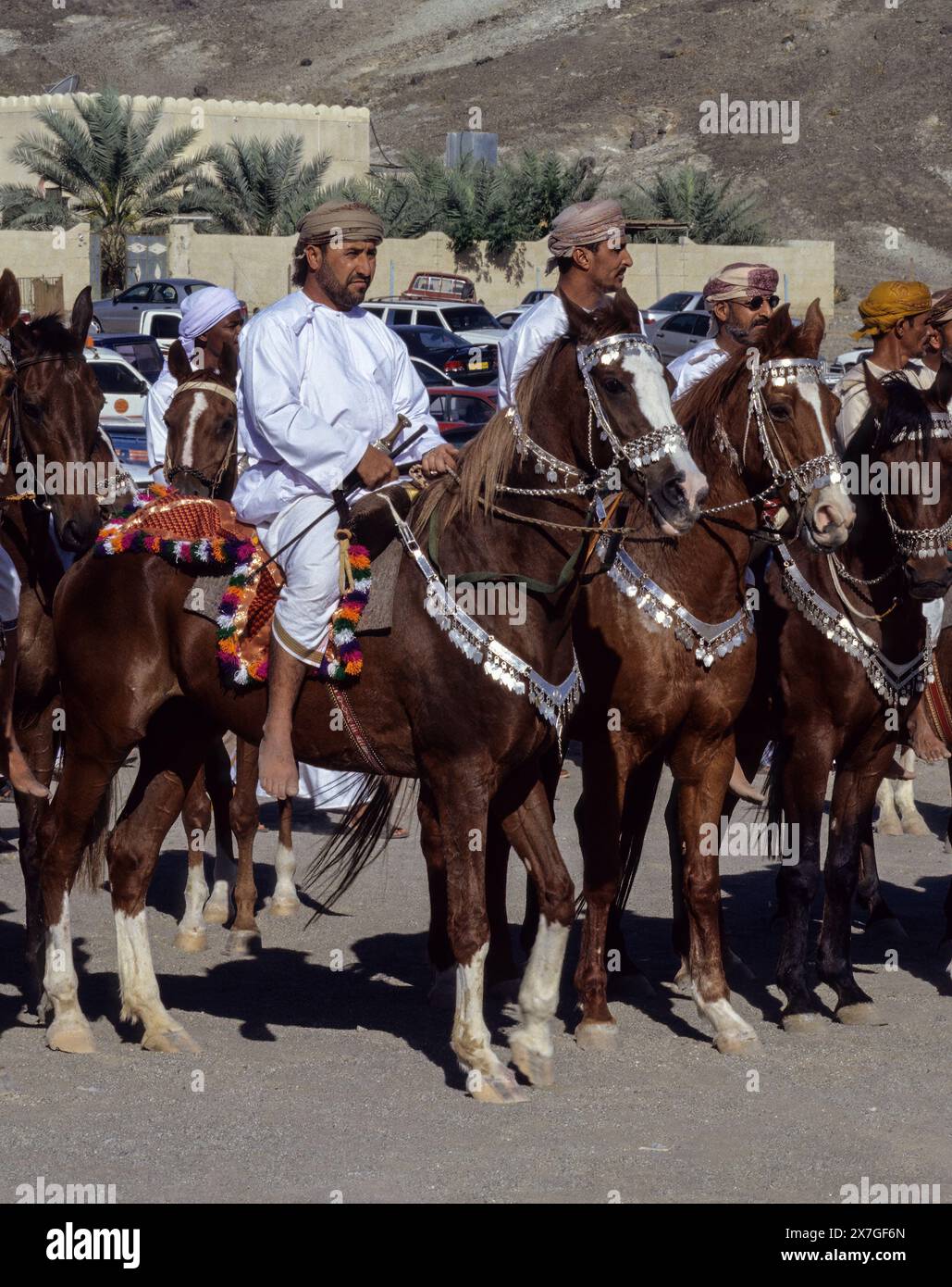 Mudayrib, Oman, Penisola Araba, Medio Oriente - Cavalieri. Una sfilata di cavalli fa parte delle festività dell'Eid al-Adha (Festa del sacrificio). Foto Stock