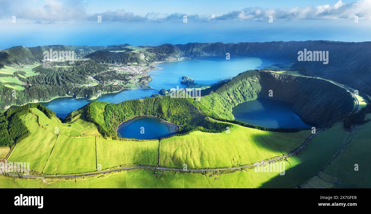Panorama del paesaggio con drone, dal vulcano alla foresta pluviale con lago e bosco, Azzorre, San Miguel, Portogallo Foto Stock