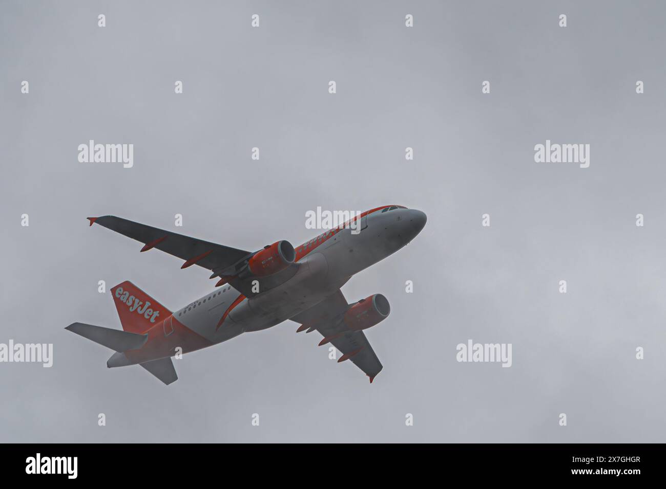 Leigh on Sea, Essex, Regno Unito - 20 maggio 2024: L'aeromobile easyJet Airbus parte dall'aeroporto di Southend (EGMC). Foto Stock