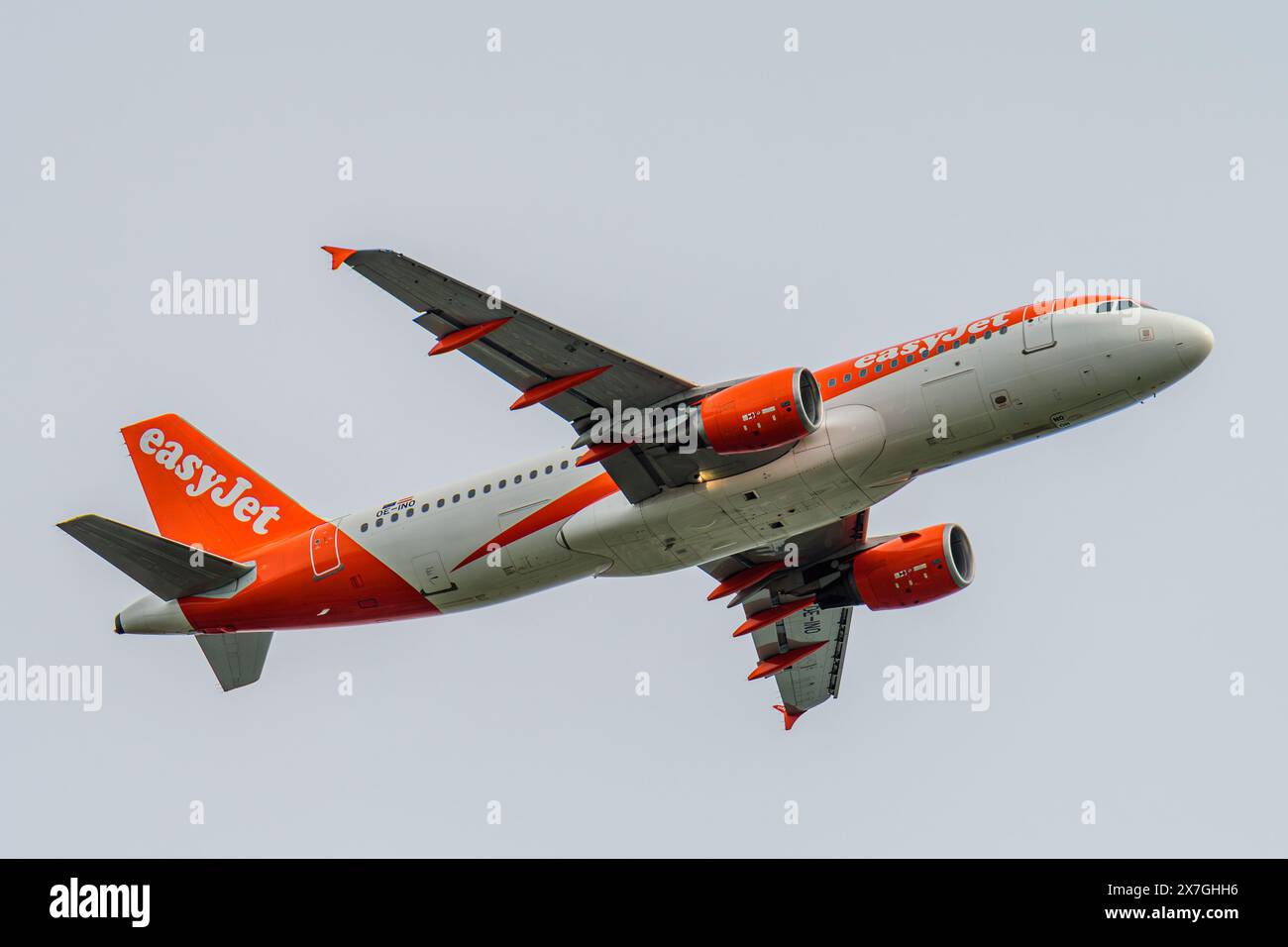 Leigh on Sea, Essex, Regno Unito - 20 maggio 2024: L'aeromobile easyJet Airbus parte dall'aeroporto di Southend (EGMC). Foto Stock