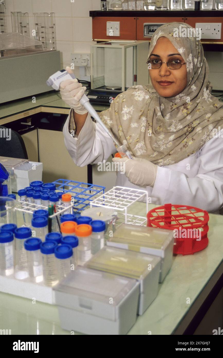 Muscat Oman, Penisola Arabica, Medio Oriente. Donna scienziato della biotecnologia al lavoro in laboratorio, Oman Scienze Marine e centro di pesca. Foto Stock