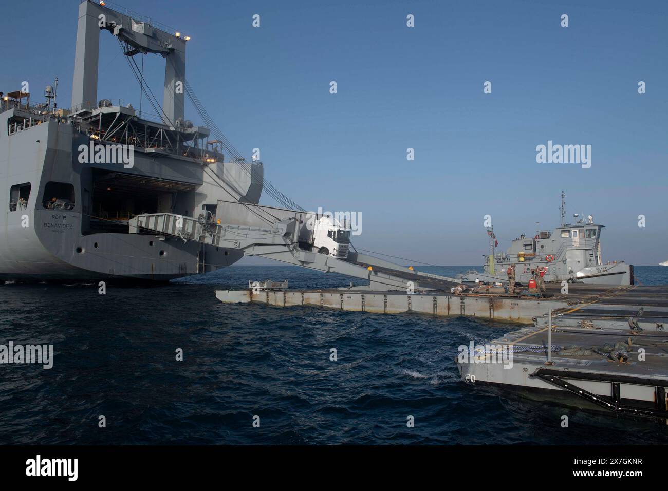 Venerdì 17 maggio 2024, un camion con aiuti umanitari scenderà dalla rampa della MV Benavides sulla piattaforma della struttura di scarico roll-on/roll-off (RDF). Gli uomini e le donne del comando centrale degli Stati Uniti sono orgogliosi di sostenere l'Agenzia degli Stati Uniti per lo sviluppo internazionale (USAID) nella fornitura di assistenza umanitaria a Gaza. Questo corridoio è uno sforzo multinazionale e combinato guidato dall'USAID e dal Dipartimento della difesa, insieme alla Repubblica di Cipro, alle Nazioni Unite e ai donatori internazionali, compresi gli Emirati Arabi Uniti e il Regno Unito, Romania e Unione europea. Foto tramite U.S. A. Foto Stock Venerdì 17 maggio 2024, un camion con aiuti umanitari scenderà dalla rampa della MV Benavides sulla piattaforma della struttura di scarico roll-on/roll-off (RDF). Gli uomini e le donne del comando centrale degli Stati Uniti sono orgogliosi di sostenere l'Agenzia degli Stati Uniti per lo sviluppo internazionale (USAID) nella fornitura di assistenza umanitaria a Gaza. Questo corridoio è uno sforzo multinazionale e combinato guidato dall'USAID e dal Dipartimento della difesa, insieme alla Repubblica di Cipro, alle Nazioni Unite e ai donatori internazionali, compresi gli Emirati Arabi Uniti e il Regno Unito, Romania e Unione europea. Foto tramite U.S. A. Foto Stock
