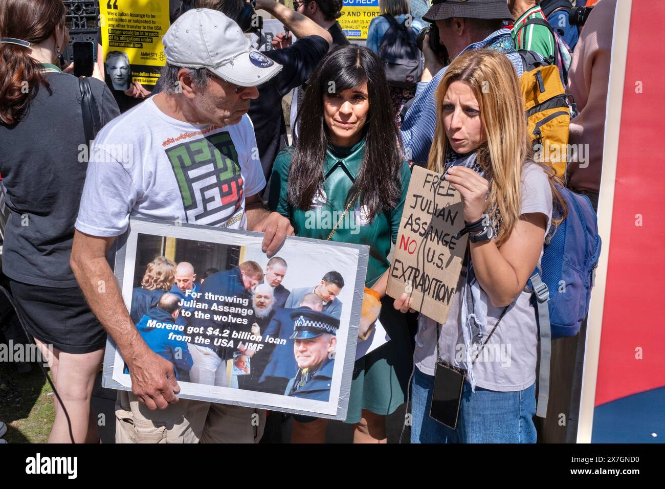 Londra, Regno Unito, 20 maggio 2024. I sostenitori di Julian Assange sono intervistati al di fuori della Royal Courts of Justice. Crediti: James Willoughby/Alamy Live News Foto Stock