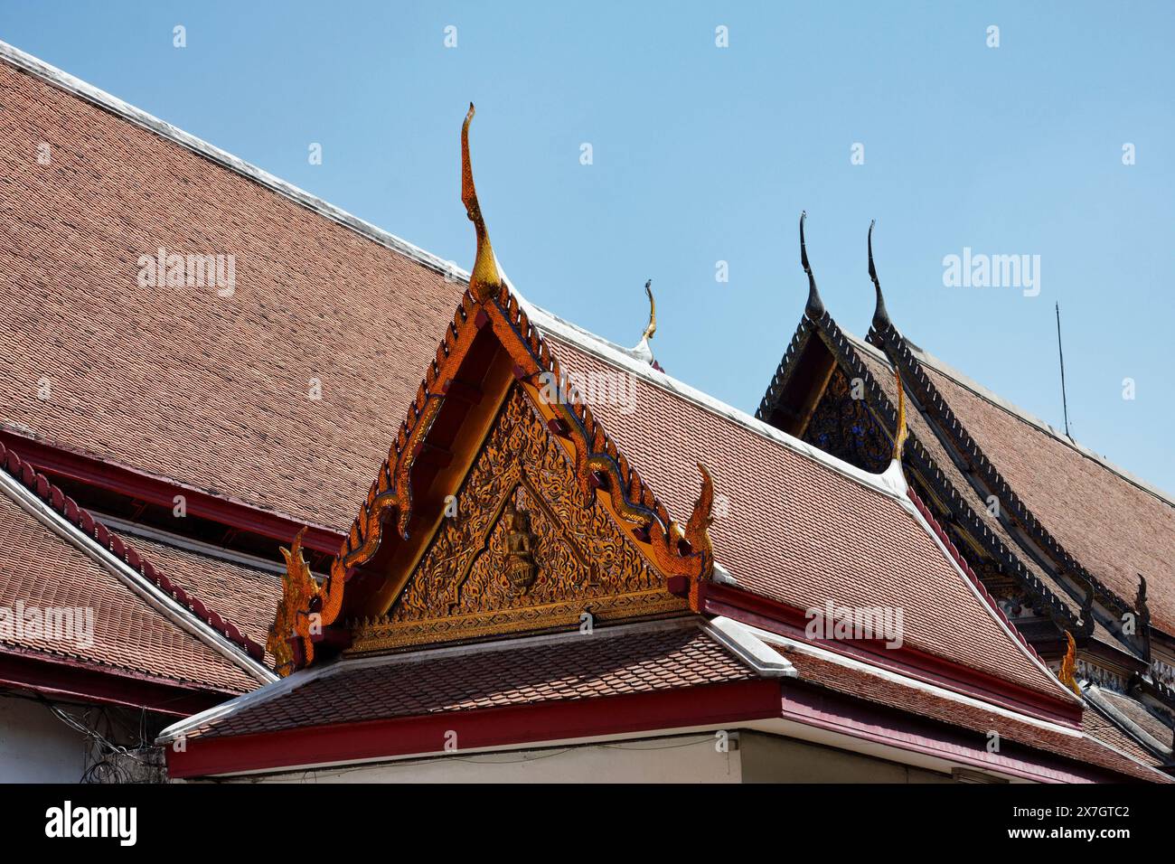 Thailandia, Bangkok, il Palazzo Imperiale, la città imperiale, ornamenti sul tetto di un tempio buddista Foto Stock